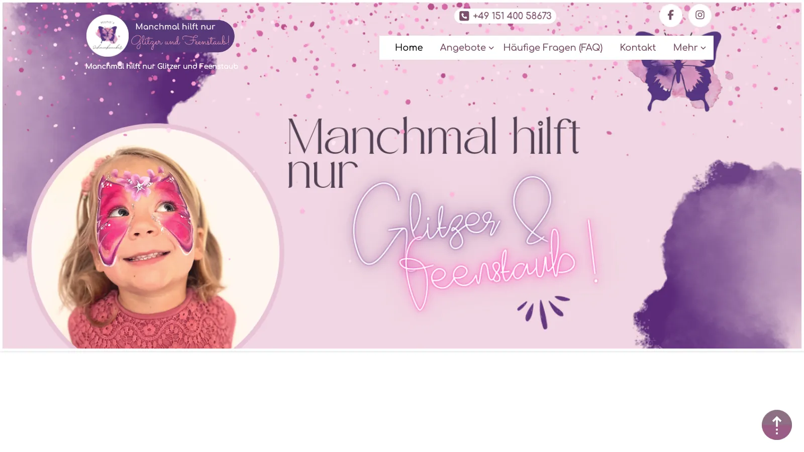 Screenshot monasschminkzauber.de — Mädchen mit Schmetterlings-Kinderschminke, lila Glitzer-Hintergrund